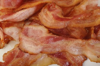 Pastırma rashers beyaz zemin üzerine pişmiş