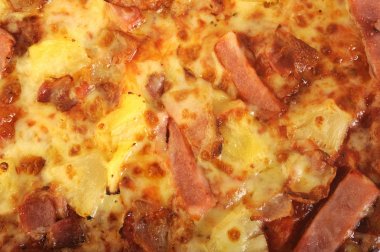 Ananas ve jambonlu Hawaii pizzası.