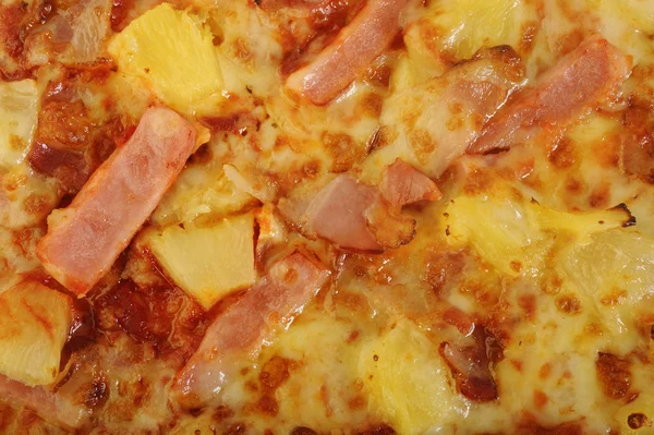 Ananas ve jambonlu Hawaii pizzası.