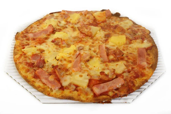 Hawaii Pizza Tetején Ananász Sonka Fehér Háttér — Stock Fotó