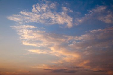 inanılmaz güzel günbatımı, günbatımı, bulutlara renkli günbatımı