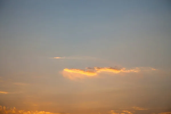 Ongelooflijk mooie zonsondergang, wolken bij zonsondergang, kleurrijke zonsondergang Rechtenvrije Stockafbeeldingen