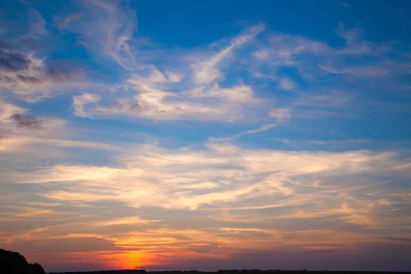 Ongelooflijk mooie zonsondergang, wolken bij zonsondergang, kleurrijke zonsondergang Stockfoto