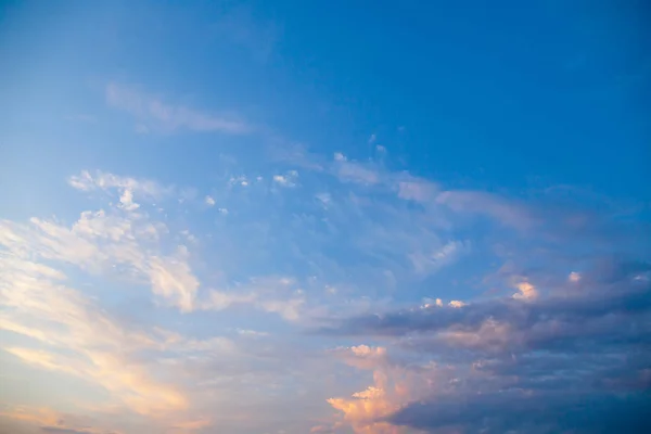 Ongelooflijk mooie zonsondergang, wolken bij zonsondergang, kleurrijke zonsondergang Rechtenvrije Stockfoto's