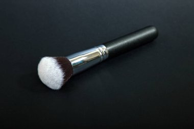 Profesyonel makyaj fırça siyah arka plan, doğal kumaş, m