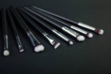 Doğal kumaş, siyah bir arka plan profesyonel makyaj fırçaları