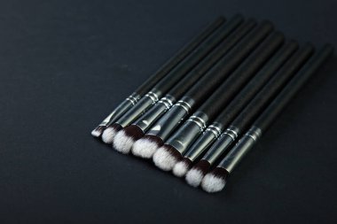 Doğal kumaş, siyah bir arka plan profesyonel makyaj fırçaları
