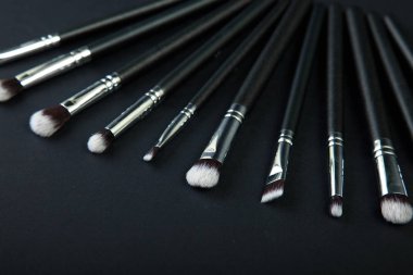 Doğal kumaş, siyah bir arka plan profesyonel makyaj fırçaları