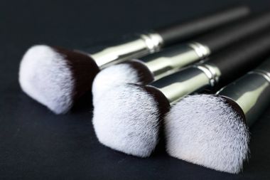 Doğal kumaş, siyah bir arka plan profesyonel makyaj fırçaları