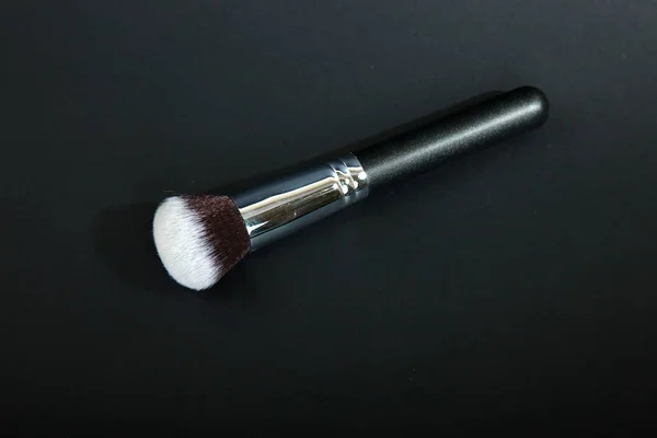 Brosse de maquillage professionnelle sur fond noir, tissu naturel, m — Photo