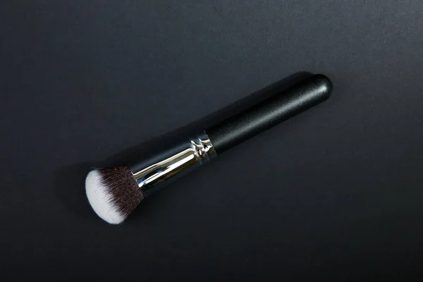 Professioneller Make-up Pinsel auf schwarzem Hintergrund, Naturstoff, — Stockfoto