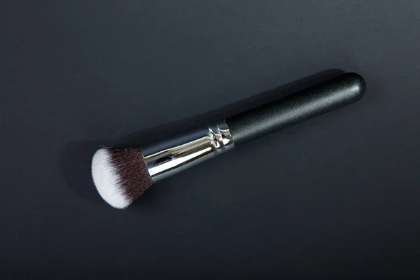 Brosse de maquillage professionnelle sur fond noir, tissu naturel, m — Photo