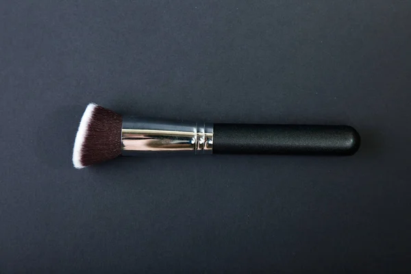 Professioneller Make-up Pinsel auf schwarzem Hintergrund, Naturstoff, — Stockfoto