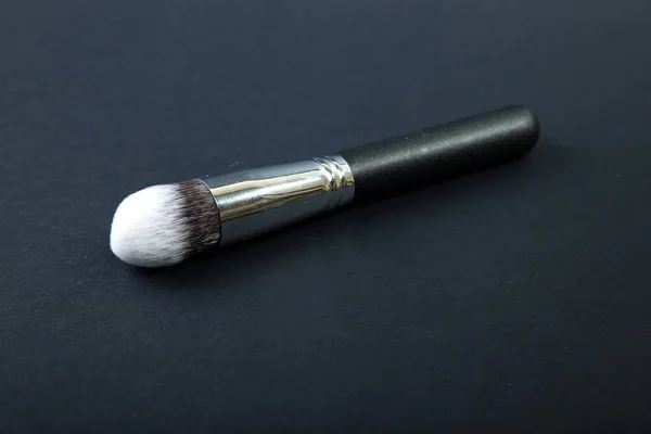 Escova de maquiagem profissional no fundo preto, pano natural, m — Fotografia de Stock