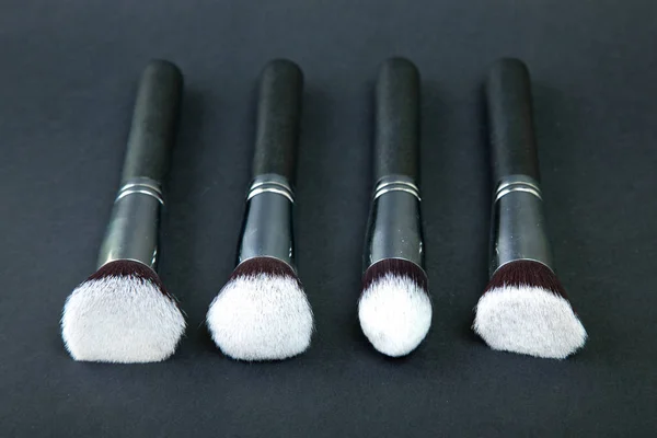 Doğal kumaş, siyah bir arka plan profesyonel makyaj fırçaları — Stok fotoğraf