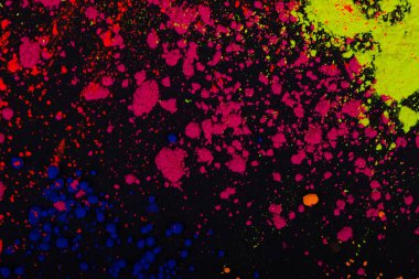 Siyah bir arka plan, arka yüz pudrası