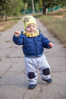 1 yaşında çocuk sonbahar sahne gülümseyen