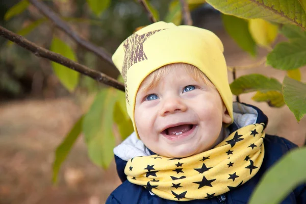 1 jaar oud jongen lachend in de herfst landschap — Stockfoto