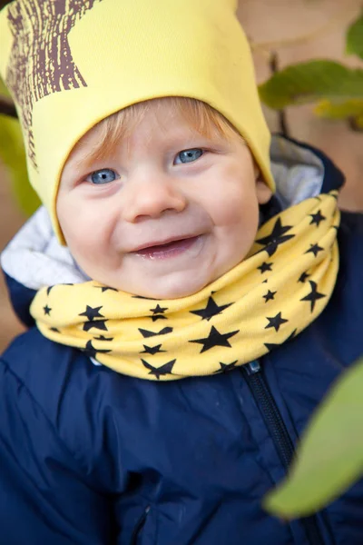 Niño de 1 año sonriendo en el paisaje otoñal — Foto de Stock