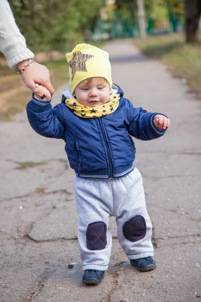 Niño caminando en el parque con el apoyo de las mamás — Foto de Stock