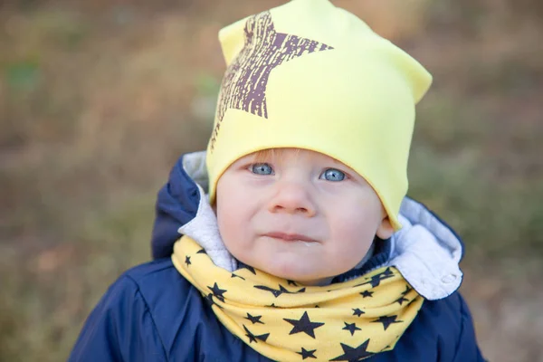 1 jaar oud jongen lachend in de herfst landschap — Stockfoto