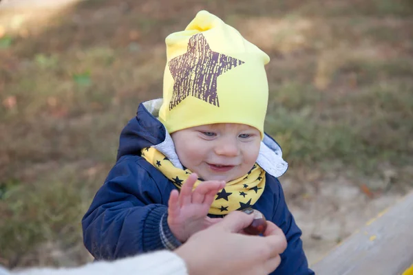 1 jaar oud jongen lachend in de herfst landschap — Stockfoto