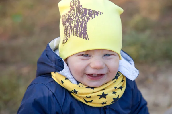 1 jaar oud jongen lachend in de herfst landschap — Stockfoto