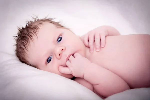 Portret van baby terug opleggen — Stockfoto