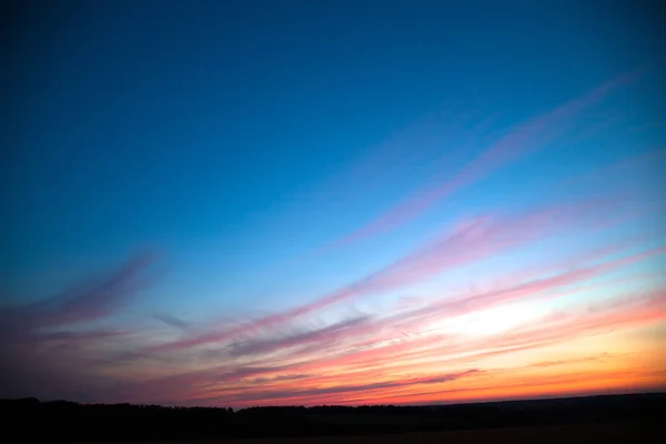 Ongelooflijk mooie zonsondergang, wolken bij zonsondergang, kleurrijke zonsondergang Stockfoto