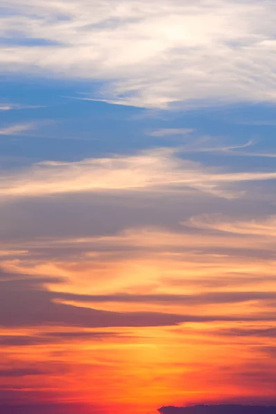 Pôr do sol incrivelmente bonito, nuvens ao pôr do sol, pôr do sol colorido Imagem De Stock