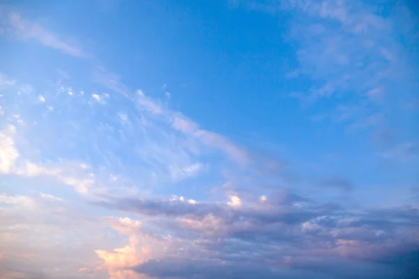 Ongelooflijk mooie zonsondergang, wolken bij zonsondergang, kleurrijke zonsondergang Stockafbeelding