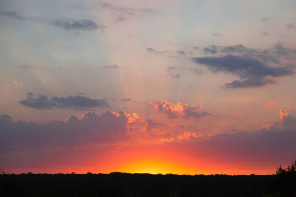 Ongelooflijk mooie zonsondergang, wolken bij zonsondergang, kleurrijke zonsondergang Rechtenvrije Stockfoto's