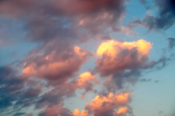 Ongelooflijk mooie zonsondergang, wolken bij zonsondergang, kleurrijke zonsondergang Rechtenvrije Stockafbeeldingen