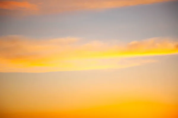 Tramonto incredibilmente bello, nuvole al tramonto, tramonto colorato Immagine Stock