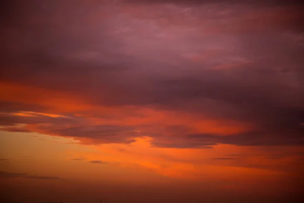 Pôr do sol incrivelmente bonito, nuvens ao pôr do sol, pôr do sol colorido Fotografia De Stock