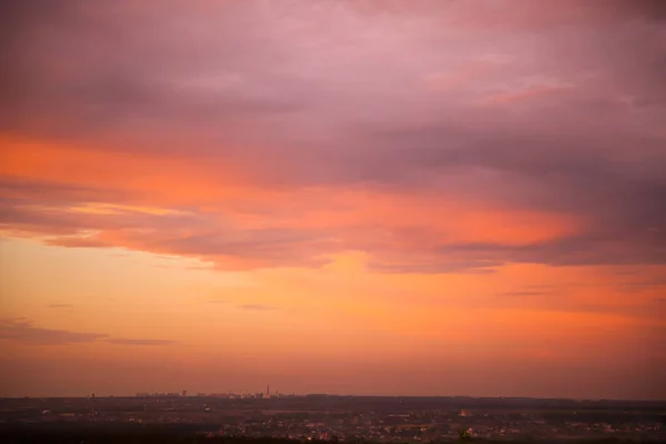 Ongelooflijk mooie zonsondergang, wolken bij zonsondergang, kleurrijke zonsondergang Rechtenvrije Stockfoto's