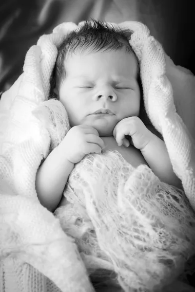 Pasgeboren baby slapen verpakt in een lichte doek — Stockfoto