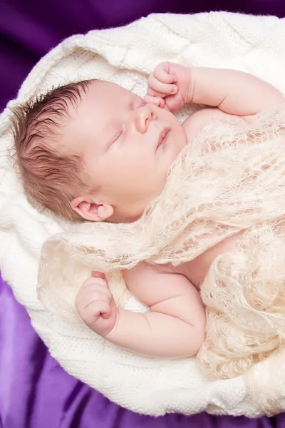 Pasgeboren baby slapen verpakt in een lichte doek — Stockfoto