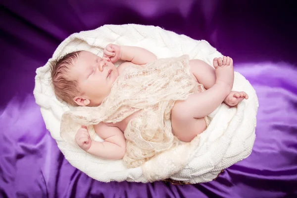 Pasgeboren baby slapen verpakt in een lichte doek — Stockfoto