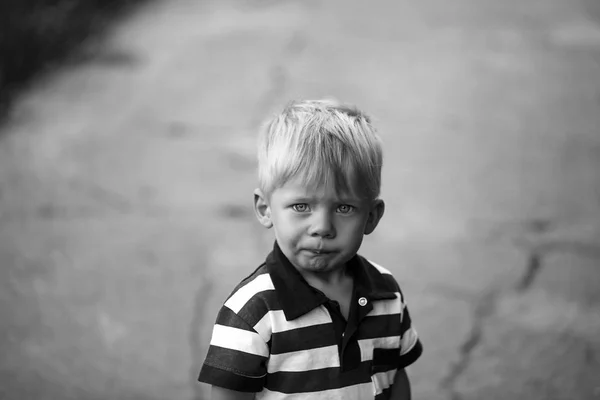 Portret van een ernstige kleine jongen, zwart-wit foto — Stockfoto