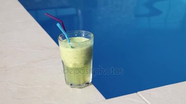 Havuzu yakınındaki kokteyl güler yüzlü