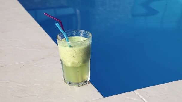 Cocktail Smoothie perto da piscina — Vídeo de Stock