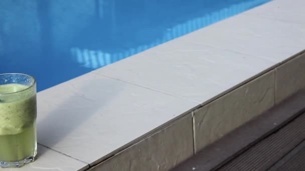 Cocktail Smoothie in de buurt van zwembad — Stockvideo