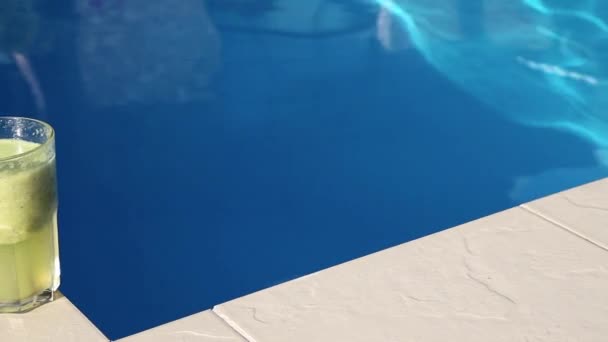 Cocktail Smoothie perto da piscina — Vídeo de Stock