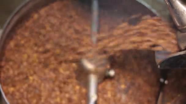공장 커피 로스 팅 기계 작업, 볶은 콩을 교 반 하 고 — 비디오