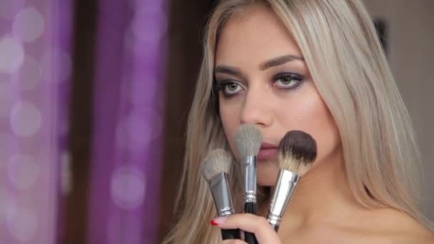 Portrait d'une belle jeune fille avec maquillage professionnel , — Video