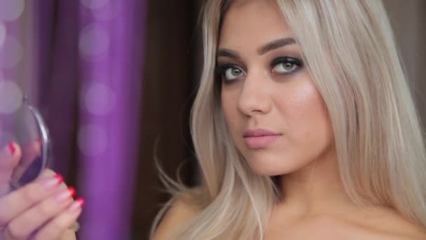 Portrait d'une belle jeune fille avec maquillage professionnel , — Video