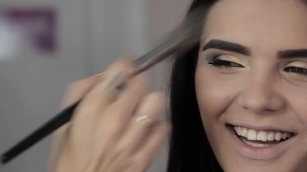 Makeupartist gör en flicka vacker makeup innan en viktig händelse — Stockvideo