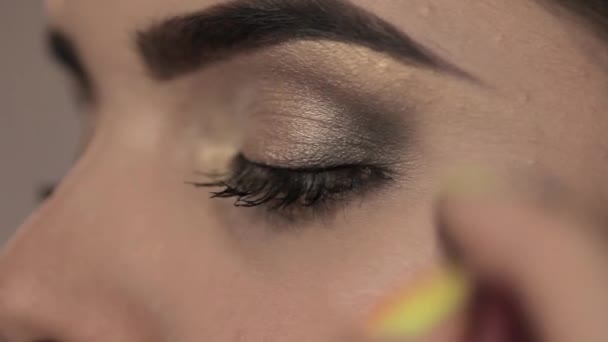 Візажист робить дівчину красивим макіяжем перед важливою подією — стокове відео