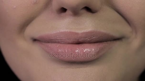 Сексуальная девушка облизывает губы пирсингом языка — стоковое видео